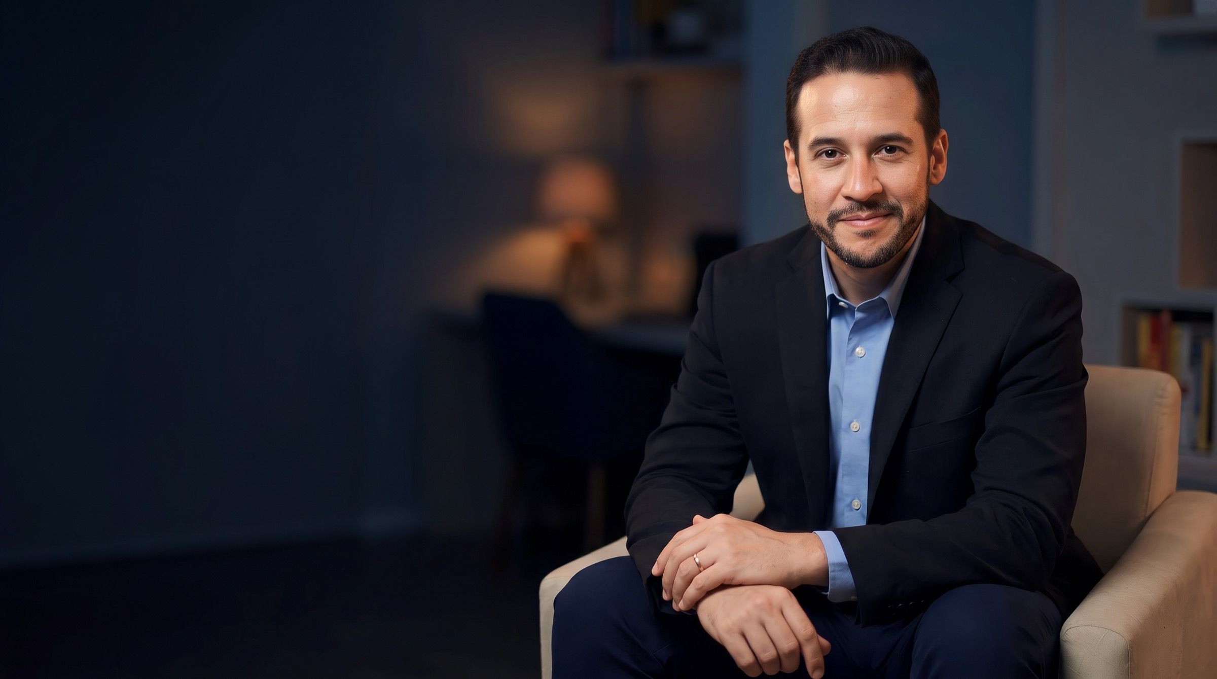 Fábio Ribeiro, hipnoterapeuta clínico, sentado numa poltrona do consultório