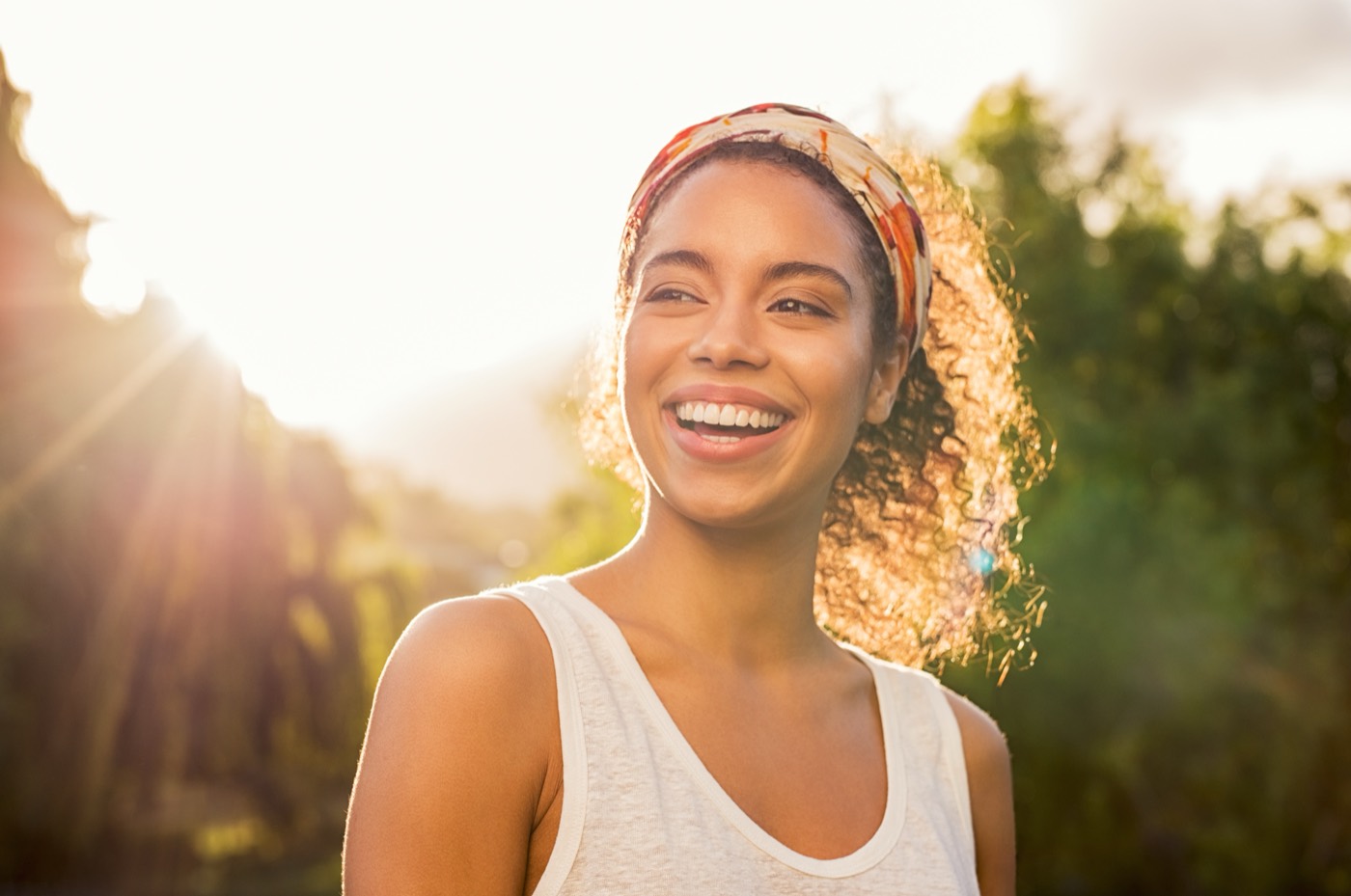 Mulher sorrindo sob a luz do sol